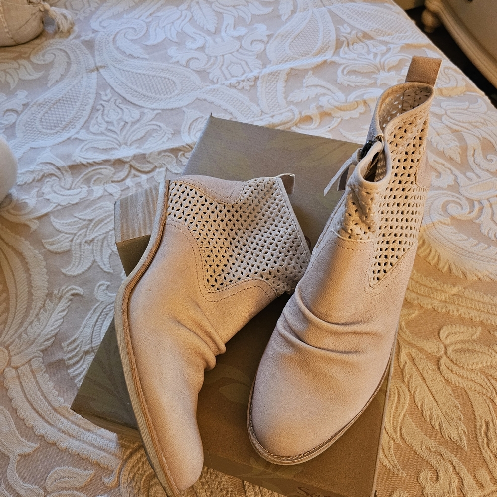 Soft Ankle Boot, Milk (off white) size 10M Leather - Picture 3 of 10